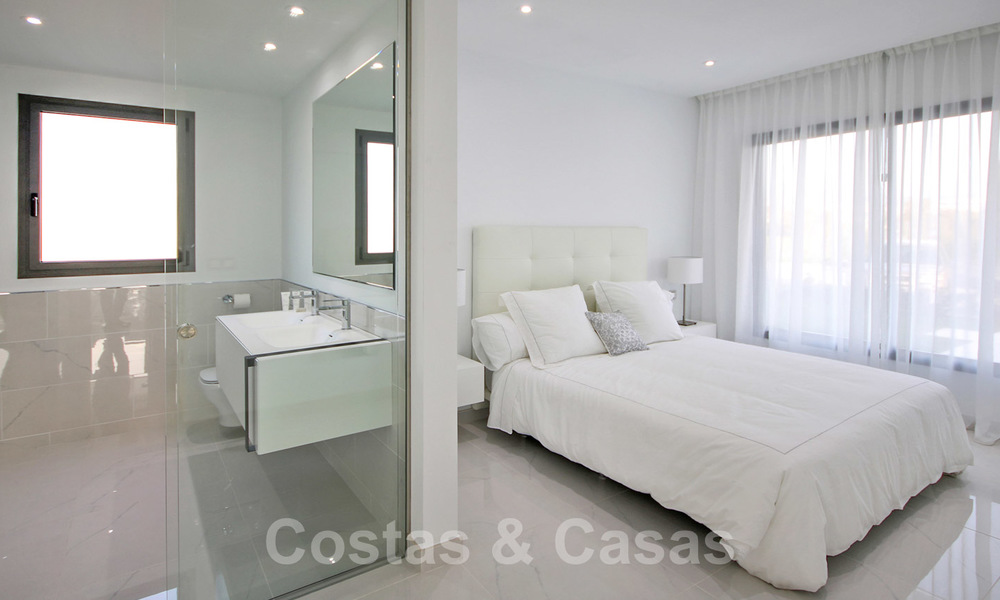 Nuevo apartamento de diseño moderno listo para mudarse en venta, en el campo de golf entre Marbella y Estepona 24842