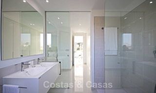 Nuevo apartamento de diseño moderno listo para mudarse en venta, en el campo de golf entre Marbella y Estepona 24844 