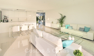 Nuevo apartamento de diseño moderno listo para mudarse en venta, en el campo de golf entre Marbella y Estepona 24846 