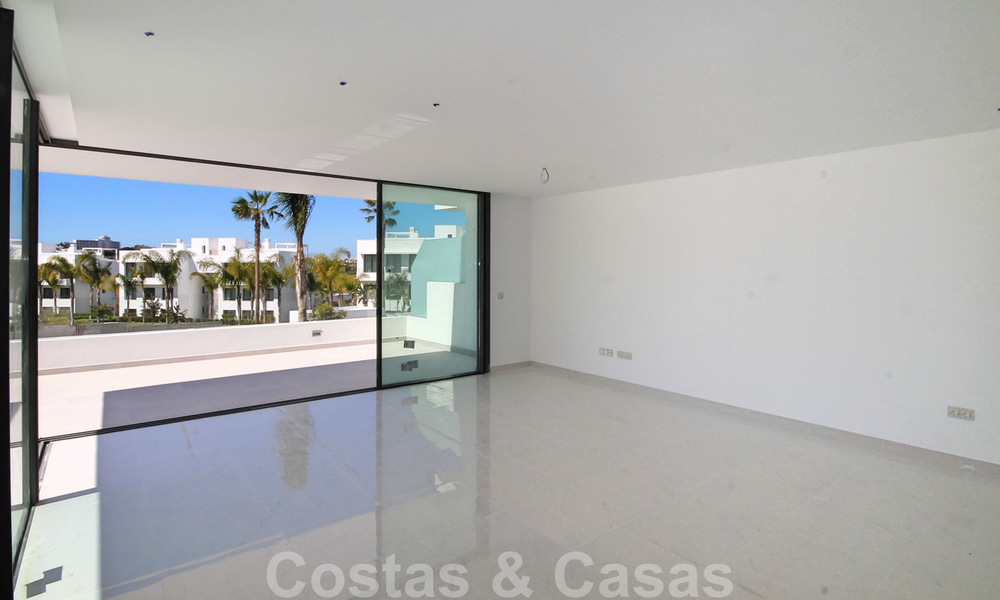 Nuevo apartamento de diseño moderno listo para mudarse en venta, en el campo de golf entre Marbella y Estepona 24849