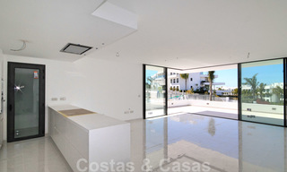 Nuevo apartamento de diseño moderno listo para mudarse en venta, en el campo de golf entre Marbella y Estepona 24850 