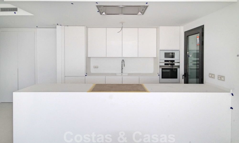 Nuevo apartamento de diseño moderno listo para mudarse en venta, en el campo de golf entre Marbella y Estepona 24851