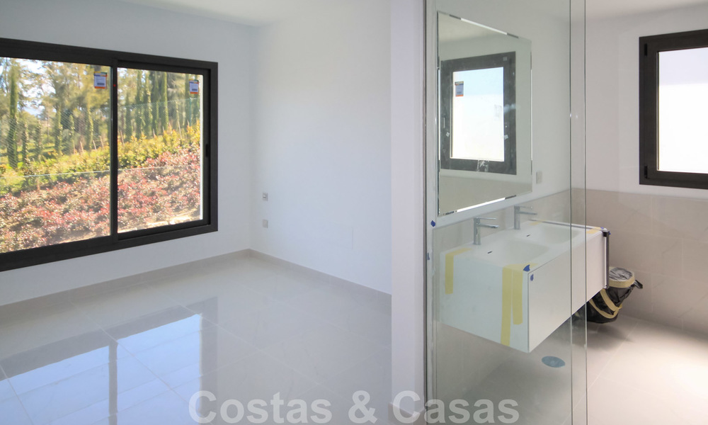 Nuevo apartamento de diseño moderno listo para mudarse en venta, en el campo de golf entre Marbella y Estepona 24852