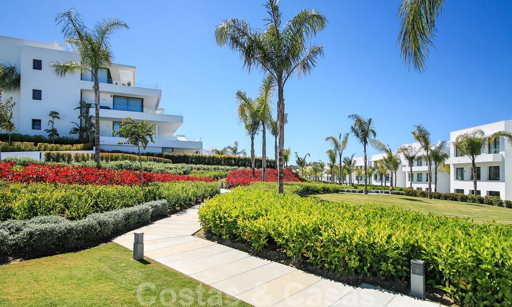 Nuevo apartamento de diseño moderno listo para mudarse en venta, en el campo de golf entre Marbella y Estepona 24855
