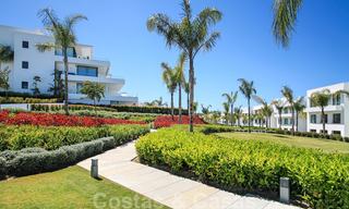 Nuevo apartamento de diseño moderno listo para mudarse en venta, en el campo de golf entre Marbella y Estepona 24855 