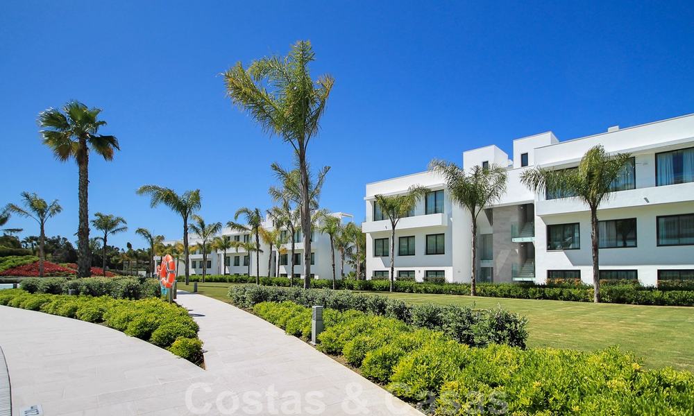 Nuevo apartamento de diseño moderno listo para mudarse en venta, en el campo de golf entre Marbella y Estepona 24856