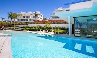 Nuevo apartamento de diseño moderno listo para mudarse en venta, en el campo de golf entre Marbella y Estepona 24857 