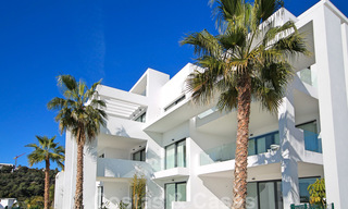 Moderno ático en venta con vistas al campo de golf y al mar Mediterráneo en Benahavis - Marbella 24863 