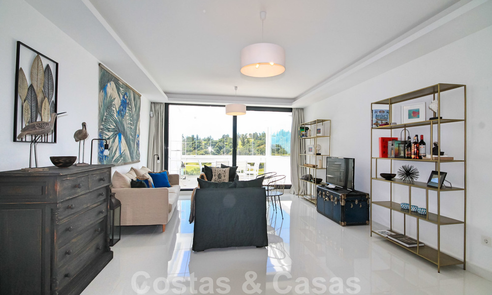 Moderno ático en venta con vistas al campo de golf y al mar Mediterráneo en Benahavis - Marbella 24864