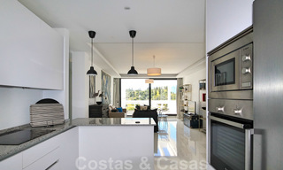Moderno ático en venta con vistas al campo de golf y al mar Mediterráneo en Benahavis - Marbella 24866 