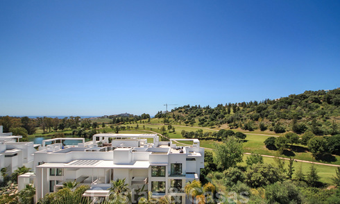 Moderno ático en venta con vistas al campo de golf y al mar Mediterráneo en Benahavis - Marbella 24869