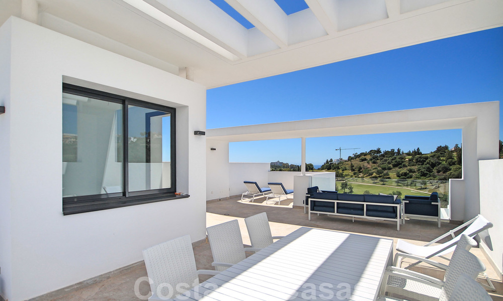 Moderno ático en venta con vistas al campo de golf y al mar Mediterráneo en Benahavis - Marbella 24871