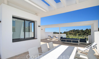 Moderno ático en venta con vistas al campo de golf y al mar Mediterráneo en Benahavis - Marbella 24871 