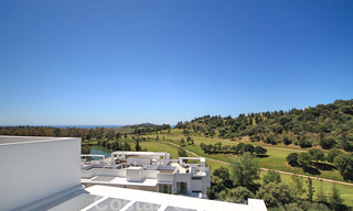 Moderno ático en venta con vistas al campo de golf y al mar Mediterráneo en Benahavis - Marbella 24872 