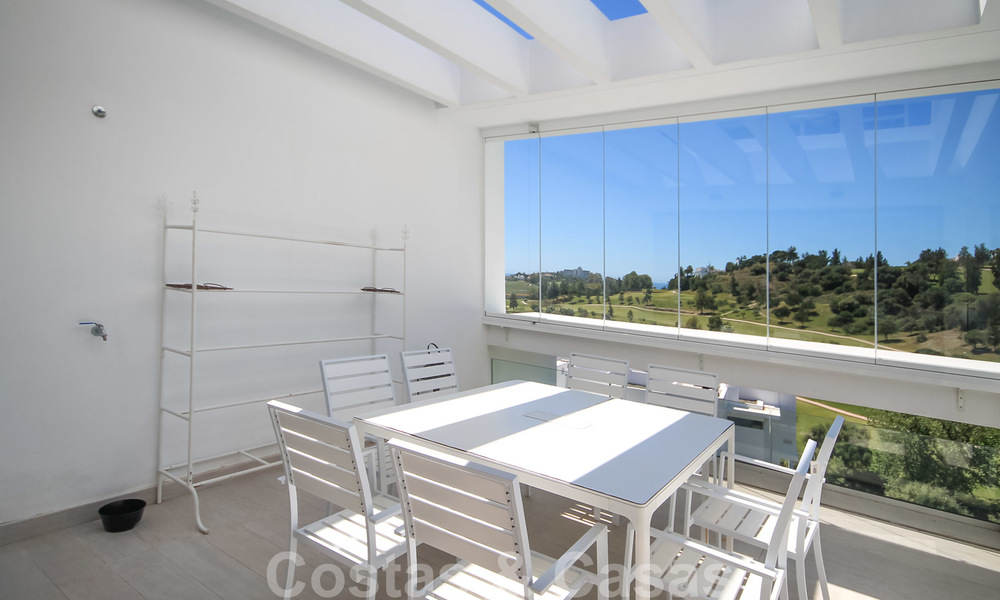 Moderno ático en venta con vistas al campo de golf y al mar Mediterráneo en Benahavis - Marbella 24876