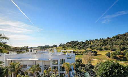 Moderno apartamento en venta con vistas al campo de golf en Benahavis - Marbella 24882