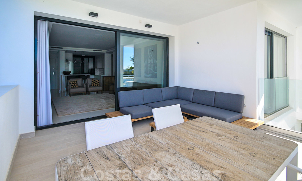 Moderno apartamento en venta con vistas al campo de golf en Benahavis - Marbella 24883