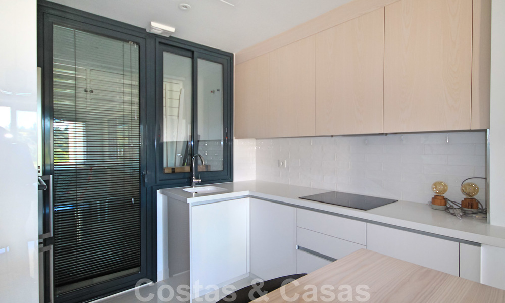 Moderno apartamento en venta con vistas al campo de golf en Benahavis - Marbella 24886