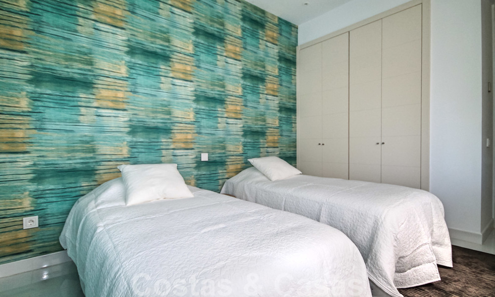 Moderno apartamento en venta con vistas al campo de golf en Benahavis - Marbella 24887
