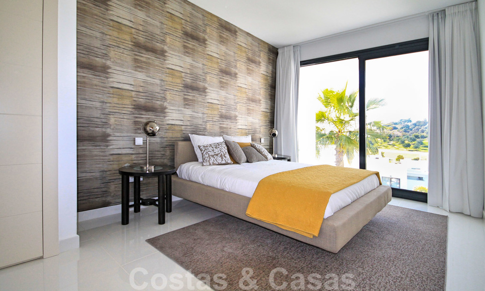 Moderno apartamento en venta con vistas al campo de golf en Benahavis - Marbella 24889