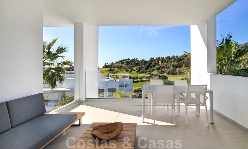 Moderno apartamento en venta con vistas al campo de golf en Benahavis - Marbella 24890