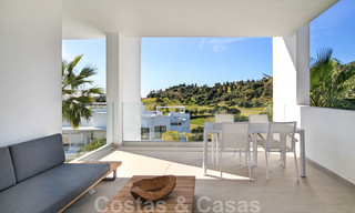 Moderno apartamento en venta con vistas al campo de golf en Benahavis - Marbella 24890 