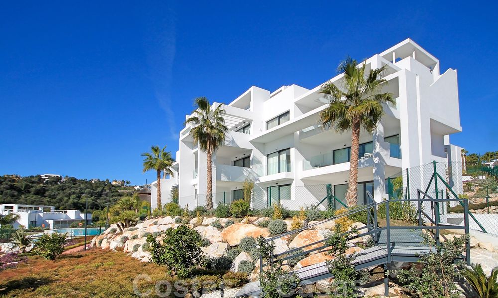 Moderno apartamento en venta con vistas al campo de golf en Benahavis - Marbella 24895