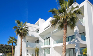 Moderno apartamento en venta con vistas al campo de golf en Benahavis - Marbella 24896 