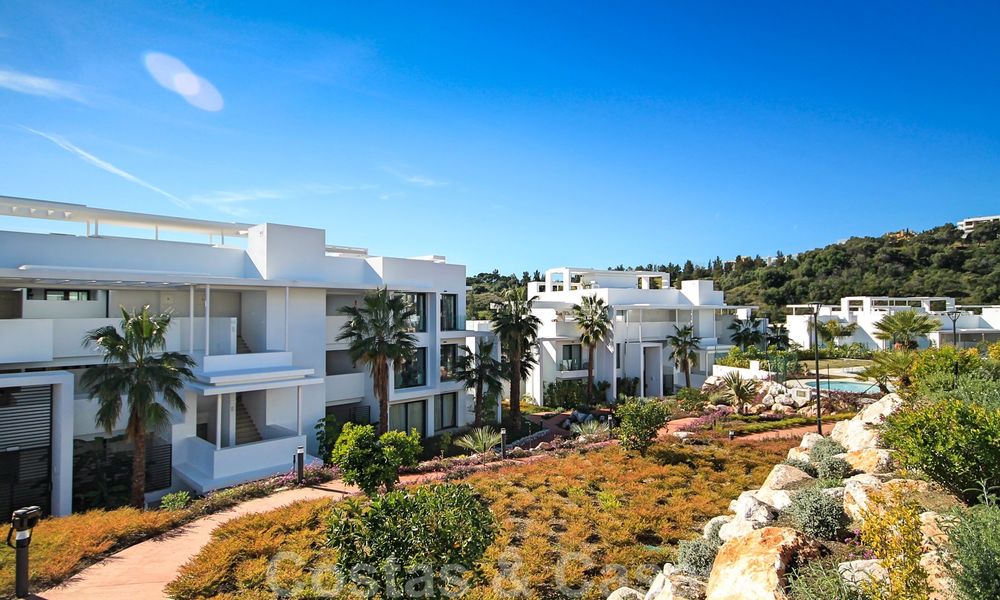 Moderno apartamento en venta con vistas al campo de golf en Benahavis - Marbella 24897