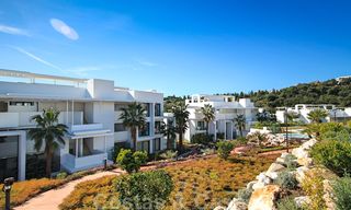 Moderno apartamento en venta con vistas al campo de golf en Benahavis - Marbella 24897 