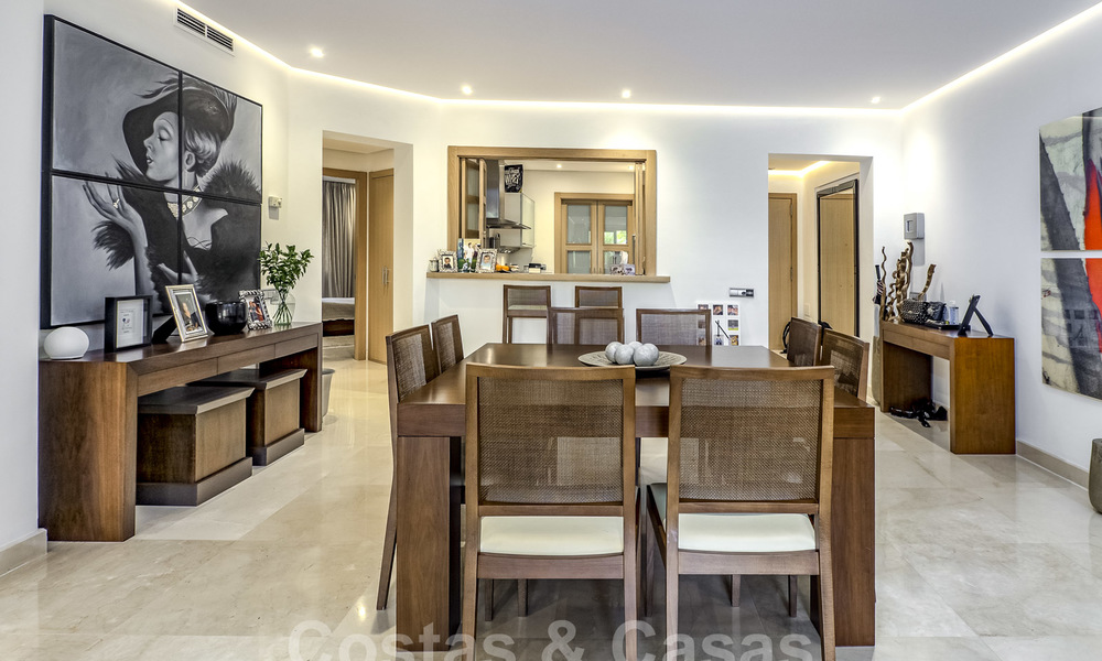 Apartamento de lujo en venta en un prestigioso complejo en la Milla de Oro en Marbella 25204