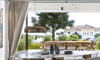 Moderna villa ecológica en venta con vistas al golf en una exclusiva zona residencial, cerca del Valle del Golf en Nueva Andalucía, Marbella 24961 