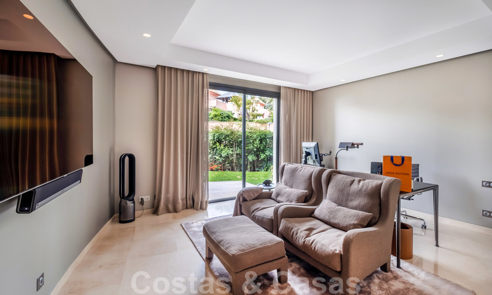 Exclusivo y moderno apartamento en venta con un interior de lujo contemporáneo en Sierra Blanca, Milla de Oro, Marbella 24968