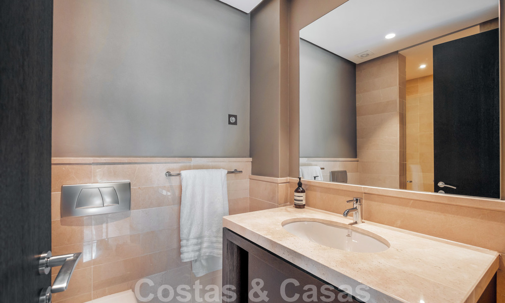 Exclusivo y moderno apartamento en venta con un interior de lujo contemporáneo en Sierra Blanca, Milla de Oro, Marbella 24971