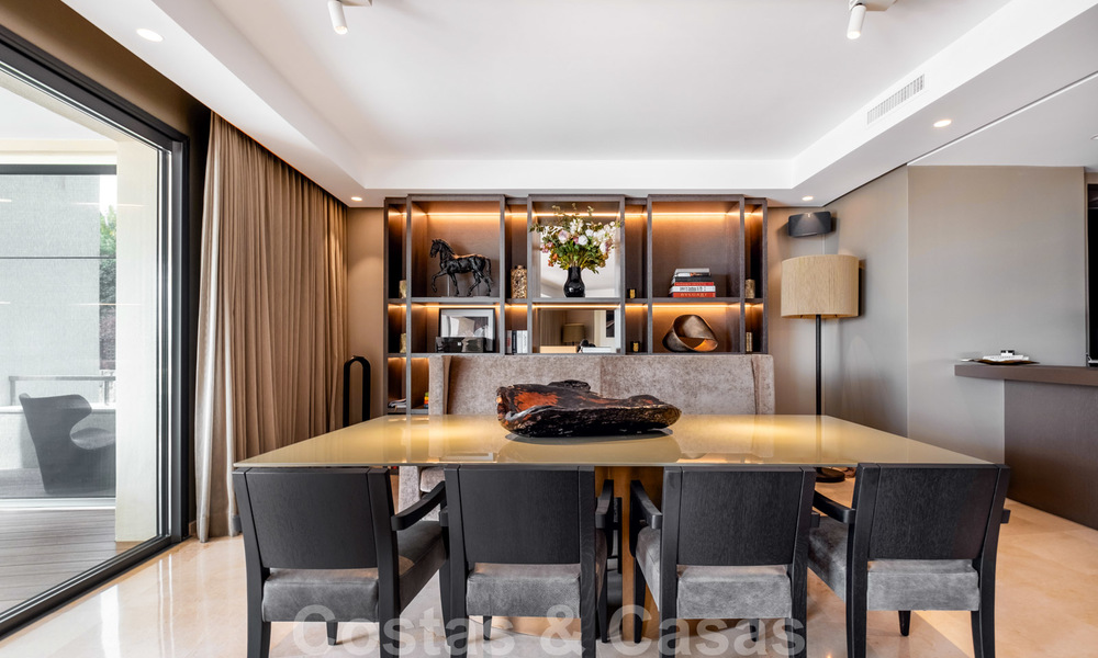 Exclusivo y moderno apartamento en venta con un interior de lujo contemporáneo en Sierra Blanca, Milla de Oro, Marbella 24974