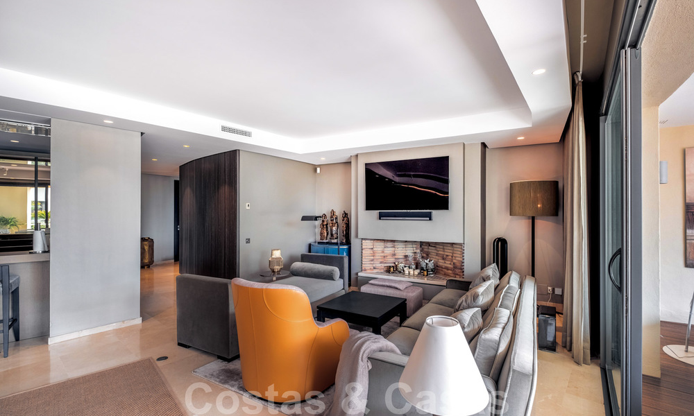 Exclusivo y moderno apartamento en venta con un interior de lujo contemporáneo en Sierra Blanca, Milla de Oro, Marbella 24976
