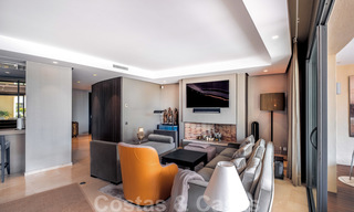 Exclusivo y moderno apartamento en venta con un interior de lujo contemporáneo en Sierra Blanca, Milla de Oro, Marbella 24976 