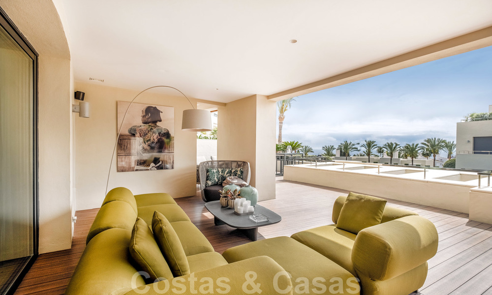 Exclusivo y moderno apartamento en venta con un interior de lujo contemporáneo en Sierra Blanca, Milla de Oro, Marbella 24977