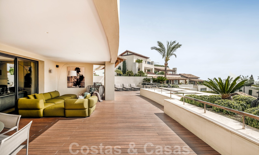 Exclusivo y moderno apartamento en venta con un interior de lujo contemporáneo en Sierra Blanca, Milla de Oro, Marbella 24978