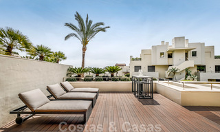 Exclusivo y moderno apartamento en venta con un interior de lujo contemporáneo en Sierra Blanca, Milla de Oro, Marbella 24980 