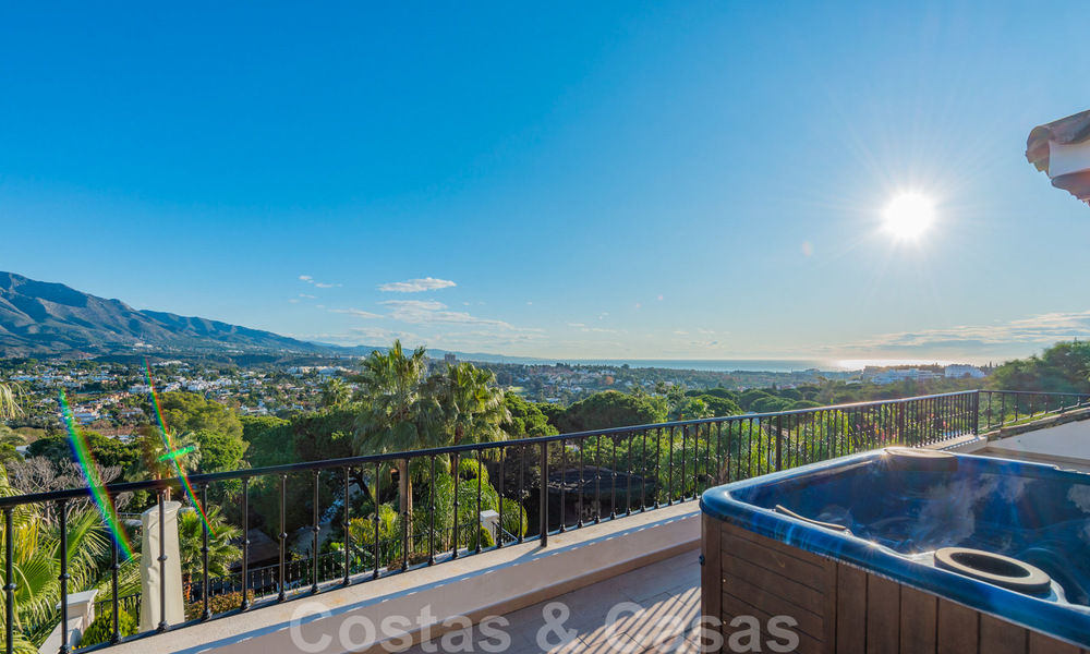 Gran villa de lujo en venta con impresionantes vistas panorámicas sobre el valle del golf, las montañas y el mar Mediterráneo en Nueva Andalucía, Marbella 24994