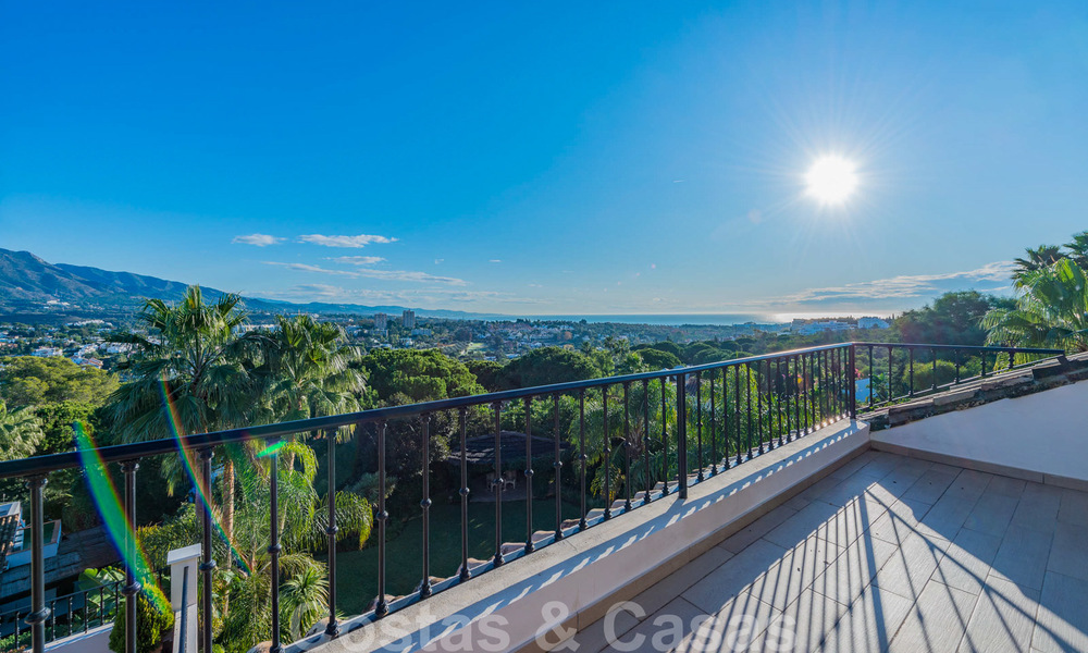 Gran villa de lujo en venta con impresionantes vistas panorámicas sobre el valle del golf, las montañas y el mar Mediterráneo en Nueva Andalucía, Marbella 24999