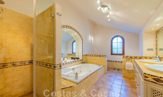 Gran villa de lujo en venta con impresionantes vistas panorámicas sobre el valle del golf, las montañas y el mar Mediterráneo en Nueva Andalucía, Marbella 25007 