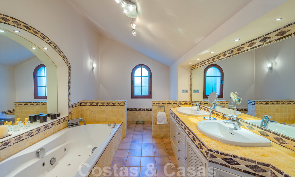 Gran villa de lujo en venta con impresionantes vistas panorámicas sobre el valle del golf, las montañas y el mar Mediterráneo en Nueva Andalucía, Marbella 25008