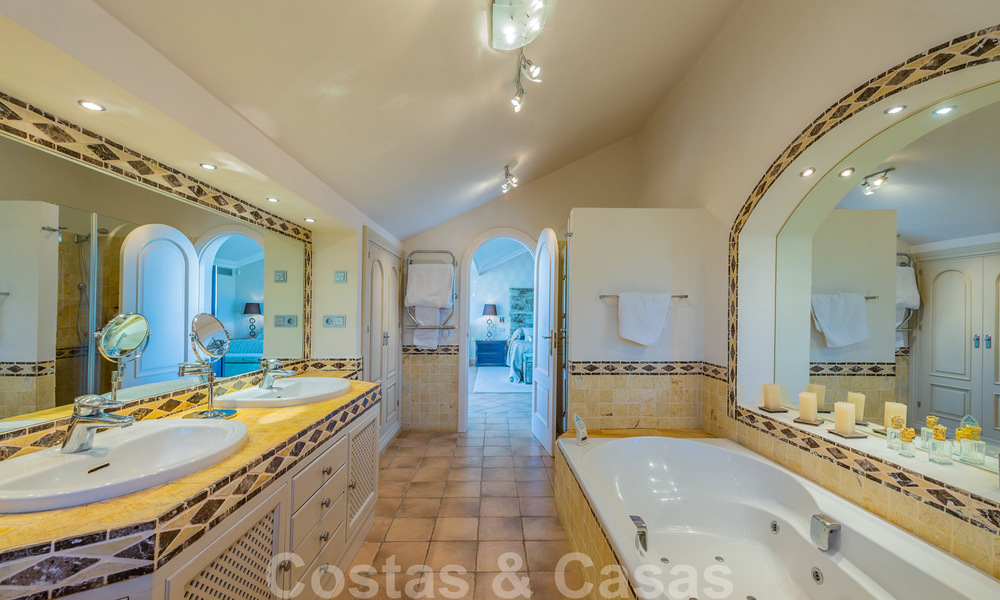 Gran villa de lujo en venta con impresionantes vistas panorámicas sobre el valle del golf, las montañas y el mar Mediterráneo en Nueva Andalucía, Marbella 25009