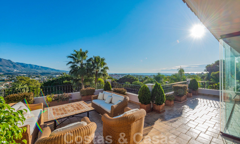 Gran villa de lujo en venta con impresionantes vistas panorámicas sobre el valle del golf, las montañas y el mar Mediterráneo en Nueva Andalucía, Marbella 25013