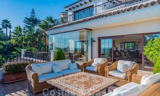 Gran villa de lujo en venta con impresionantes vistas panorámicas sobre el valle del golf, las montañas y el mar Mediterráneo en Nueva Andalucía, Marbella 25014 