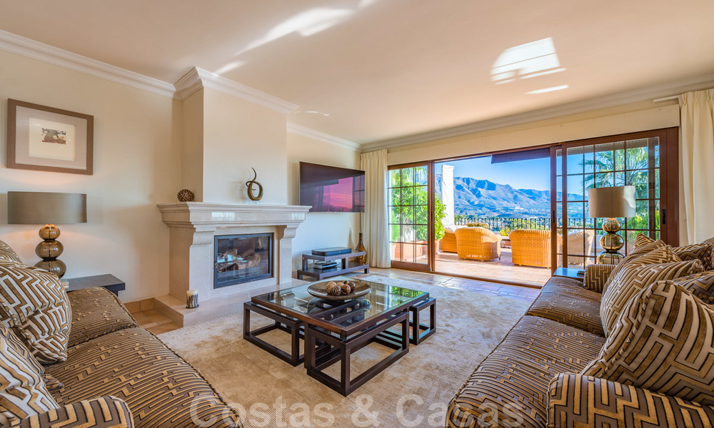 Gran villa de lujo en venta con impresionantes vistas panorámicas sobre el valle del golf, las montañas y el mar Mediterráneo en Nueva Andalucía, Marbella 25018