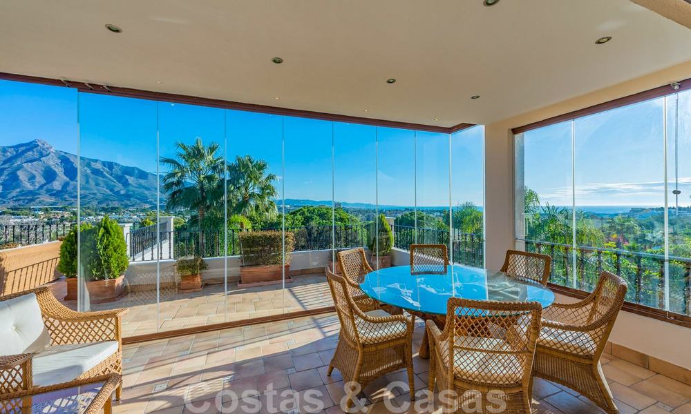 Gran villa de lujo en venta con impresionantes vistas panorámicas sobre el valle del golf, las montañas y el mar Mediterráneo en Nueva Andalucía, Marbella 25022