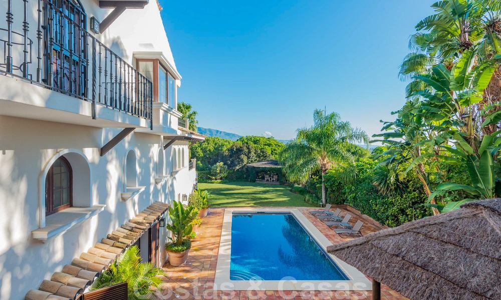 Gran villa de lujo en venta con impresionantes vistas panorámicas sobre el valle del golf, las montañas y el mar Mediterráneo en Nueva Andalucía, Marbella 25028
